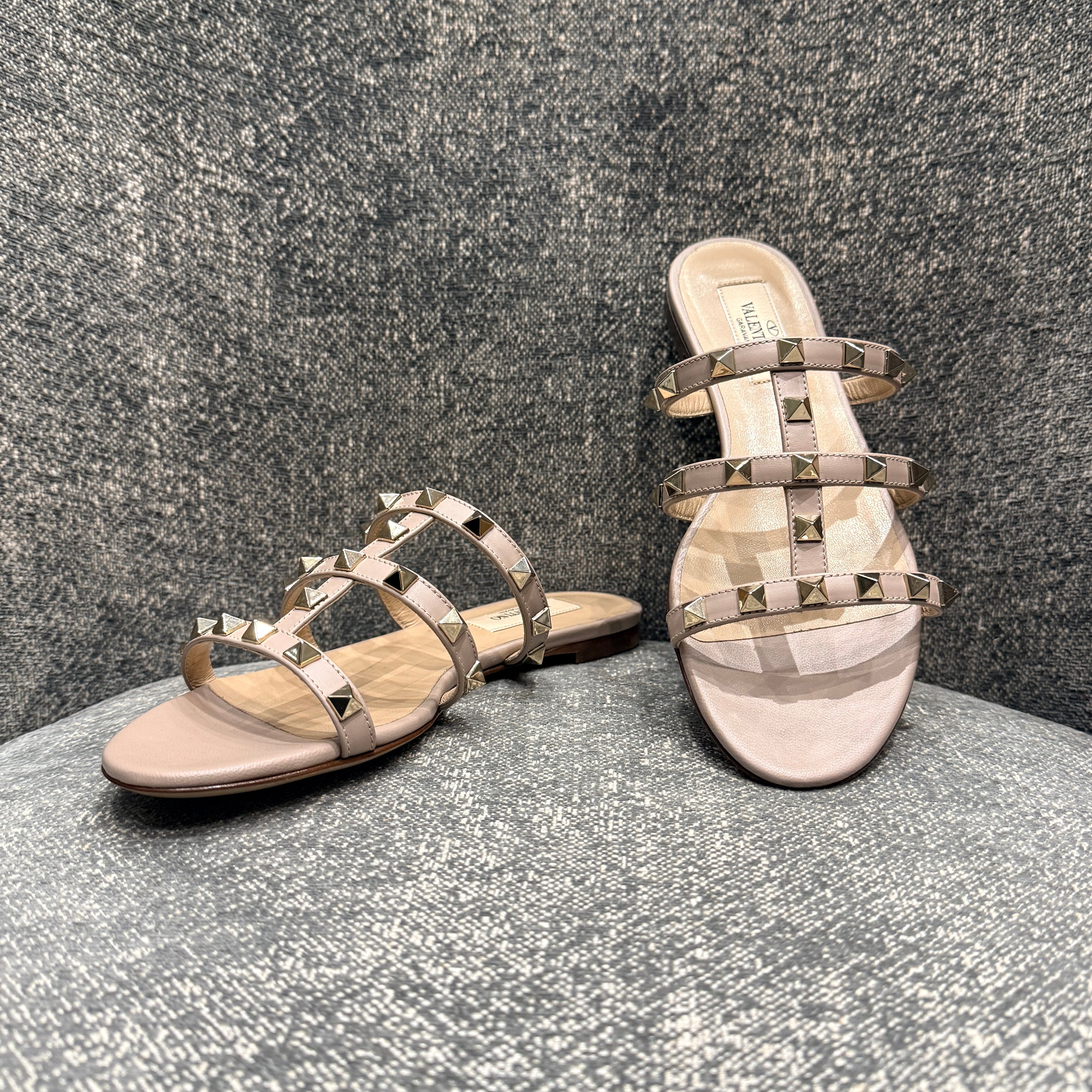 VALENTINO ROCKSTUD SLIPPERS POUDRE - Size 35