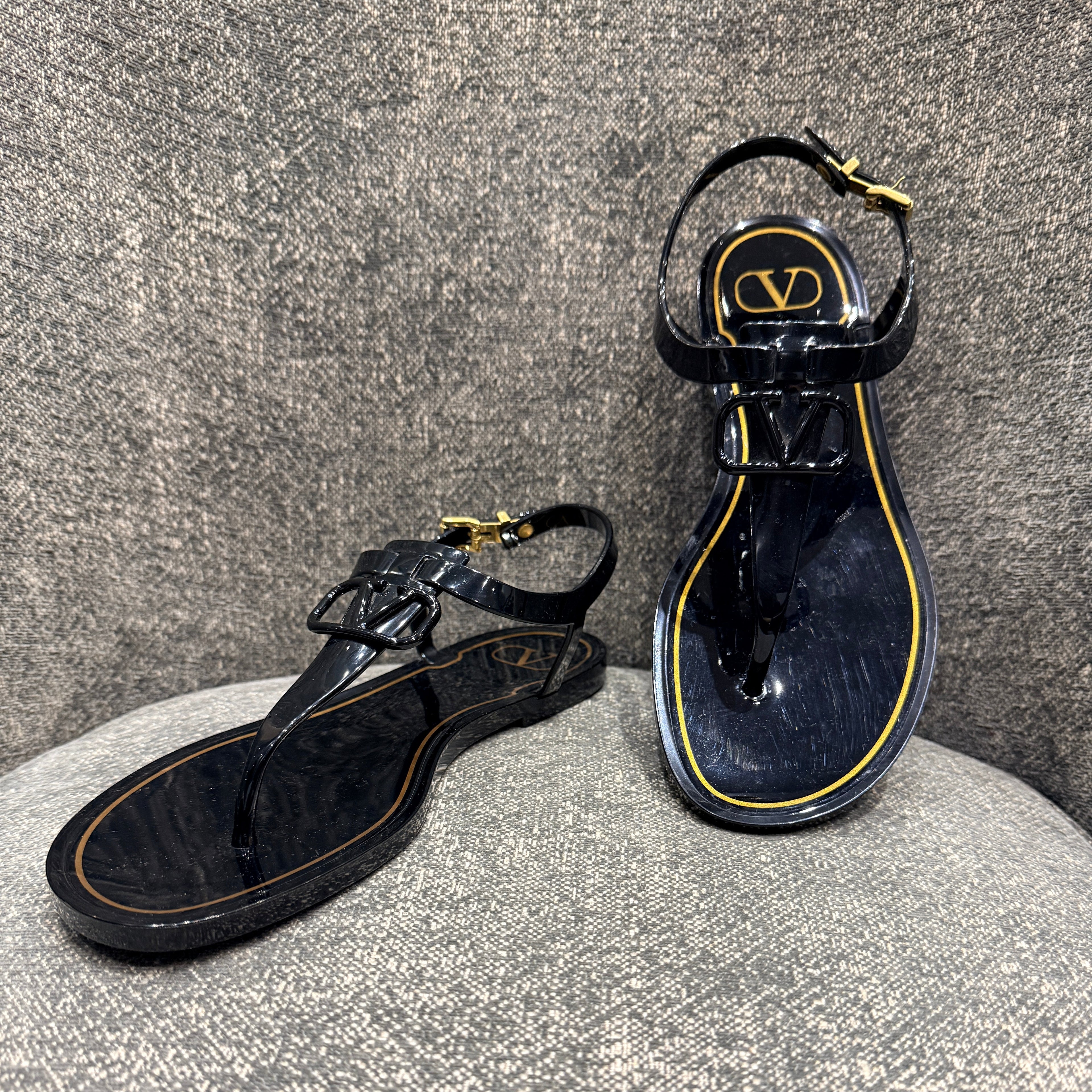 VALENTINO V-LOGO FLAT THONG SANDAL - Size 39